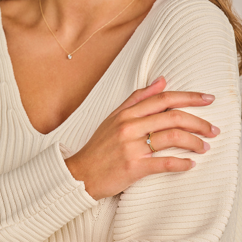 14k geelgouden solitair ring met fonkelende lab diamond en gerecycled goud.