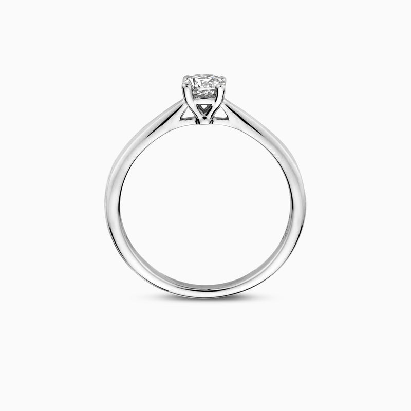 14k wit goud solitair ring met ronde lab diamant en slanke band.