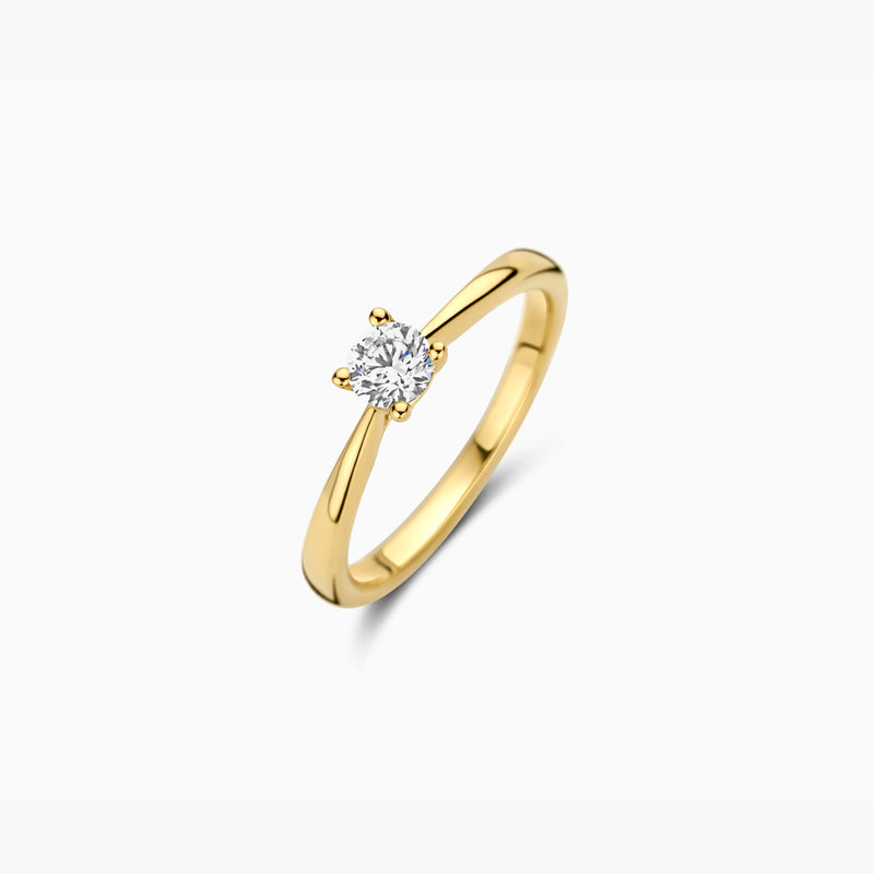 14k geelgouden solitair ring met fonkelende lab diamant en gerecycled goud.
