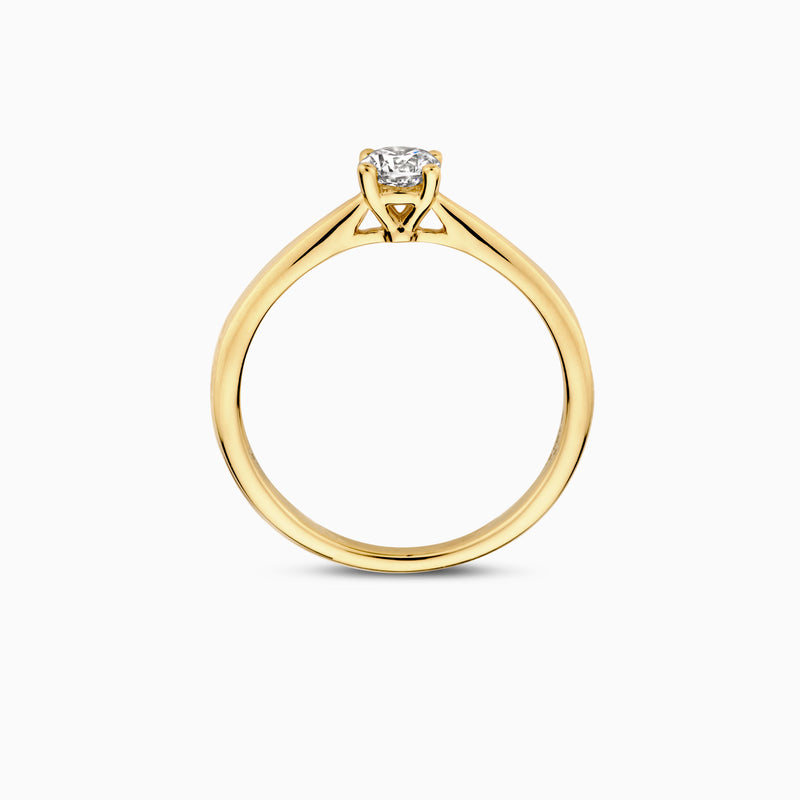 14k geelgouden solitair ring met lab diamant en gerecycled goud afwerking.