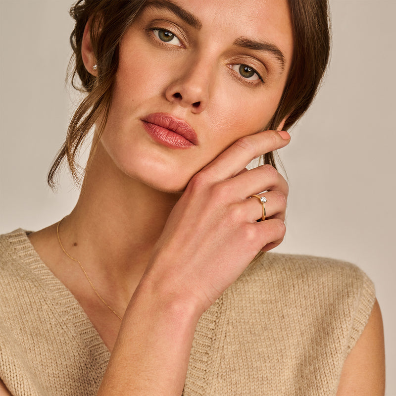 14k geelgouden ring met solitaire lab diamant, gerecycled goud, fijne afwerking.