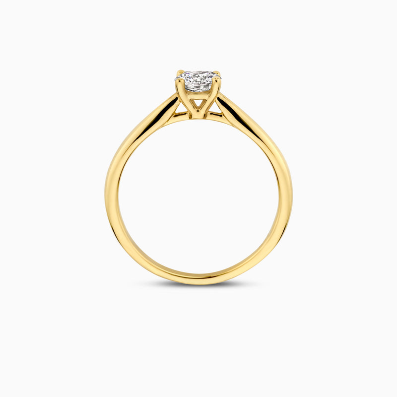Slanke solitair ring van 14k geelgoud met ronde lab diamant in zetting.