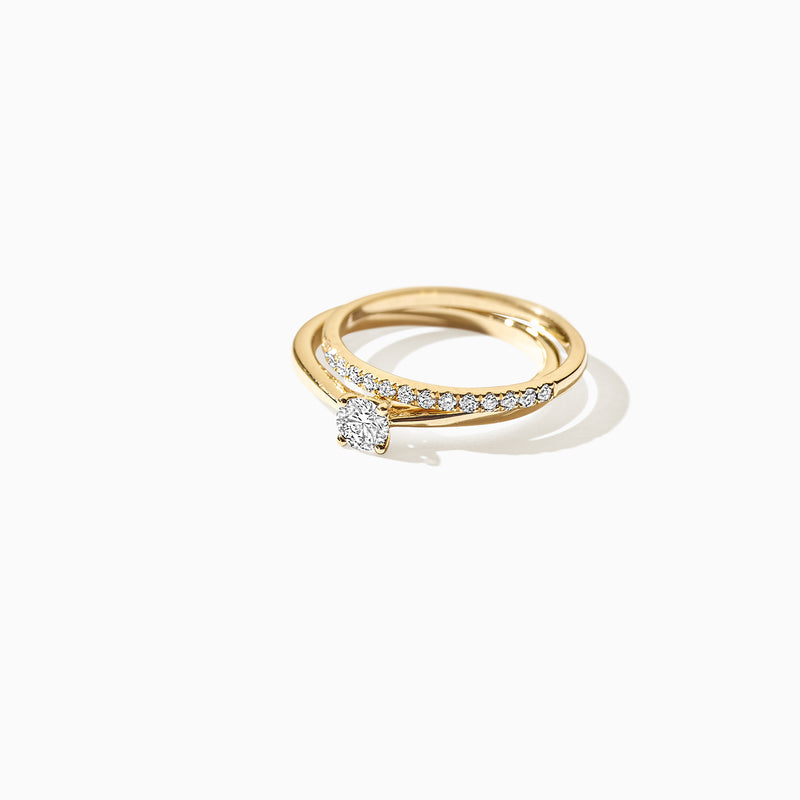 14k geelgouden solitairring met lab diamanten en fijne diamantaccenten.
