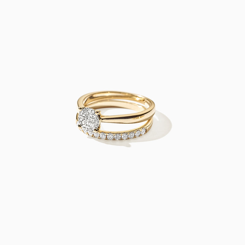 14k geelgouden ring met ronde Lab Diamonds solitair en rij diamantaccenten, gerecycled goud.
