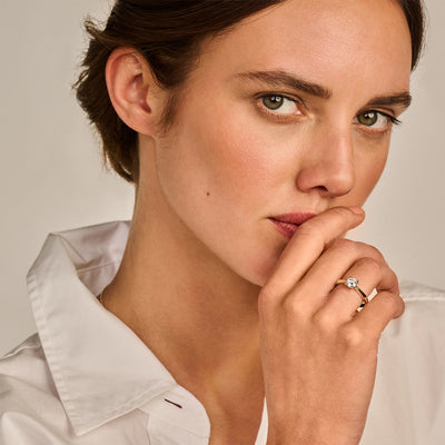 14k geelgouden solitair ring met labdiamant en gerecycled goud op vrouwenshand.