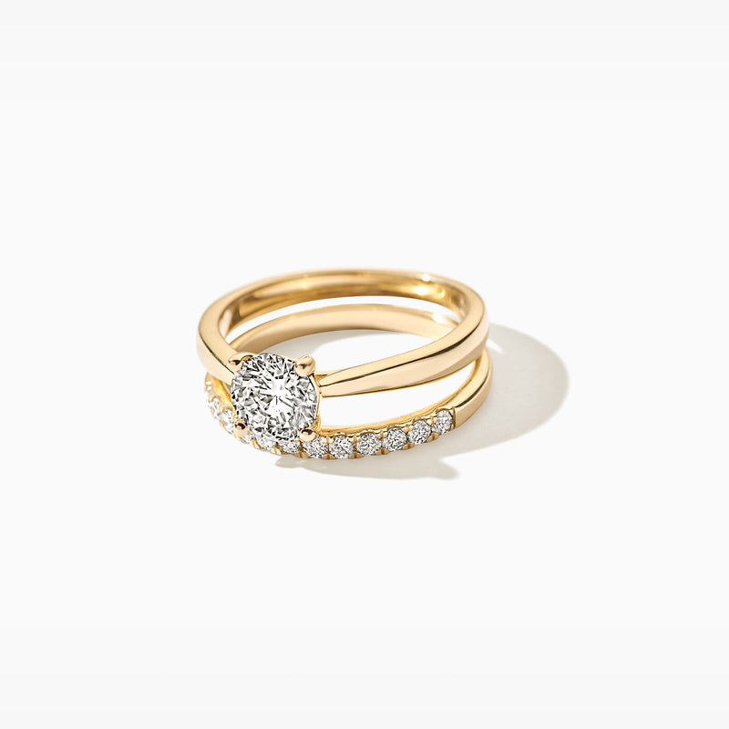 14k geelgouden lab diamonds ring met solitaire diamant en rij diamant rondom band.