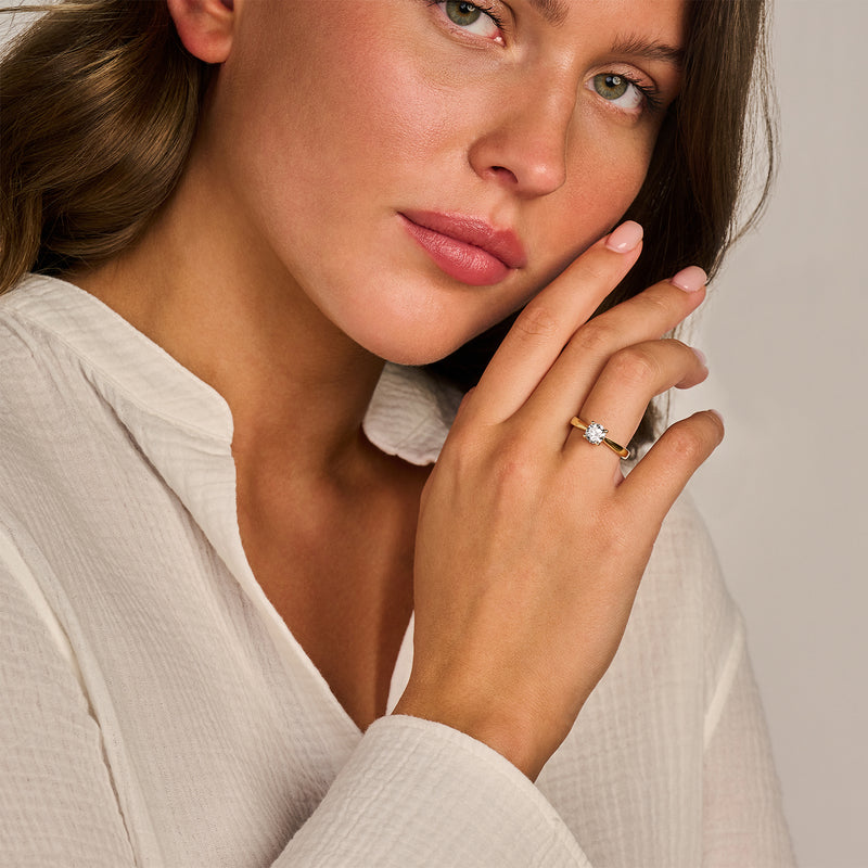 14k geelgouden solitair ring met ronde lab diamant en gerecycled goud.