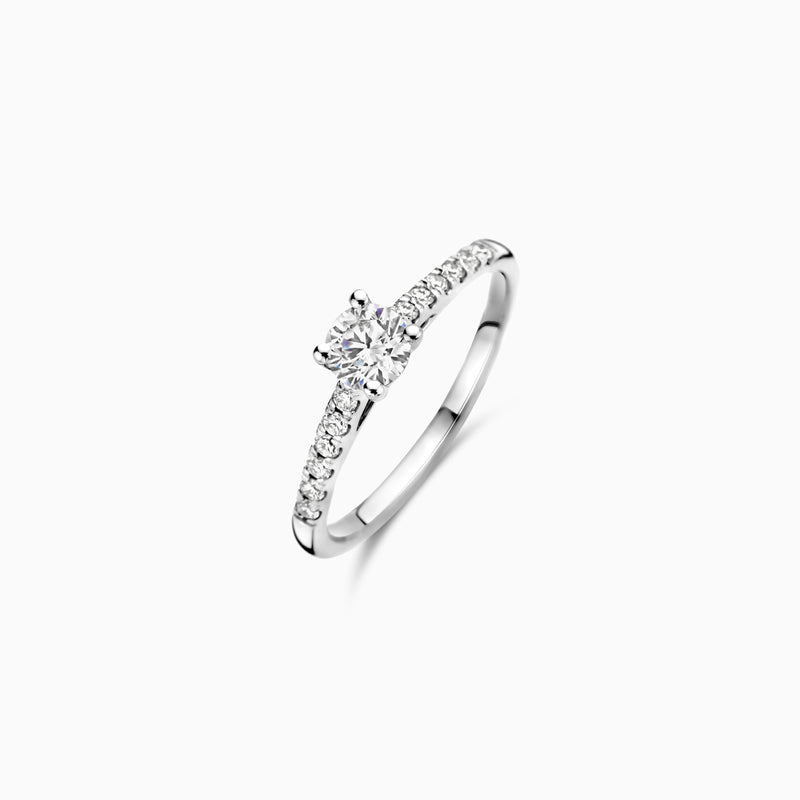 14k witgouden ring met centrale lab diamant en kleine lab diamanten langs de band.
