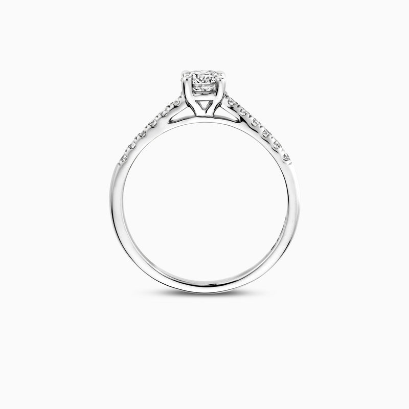 14k witgoud ring met centrale Lab Diamond en zijstenen in minimalistisch ontwerp.