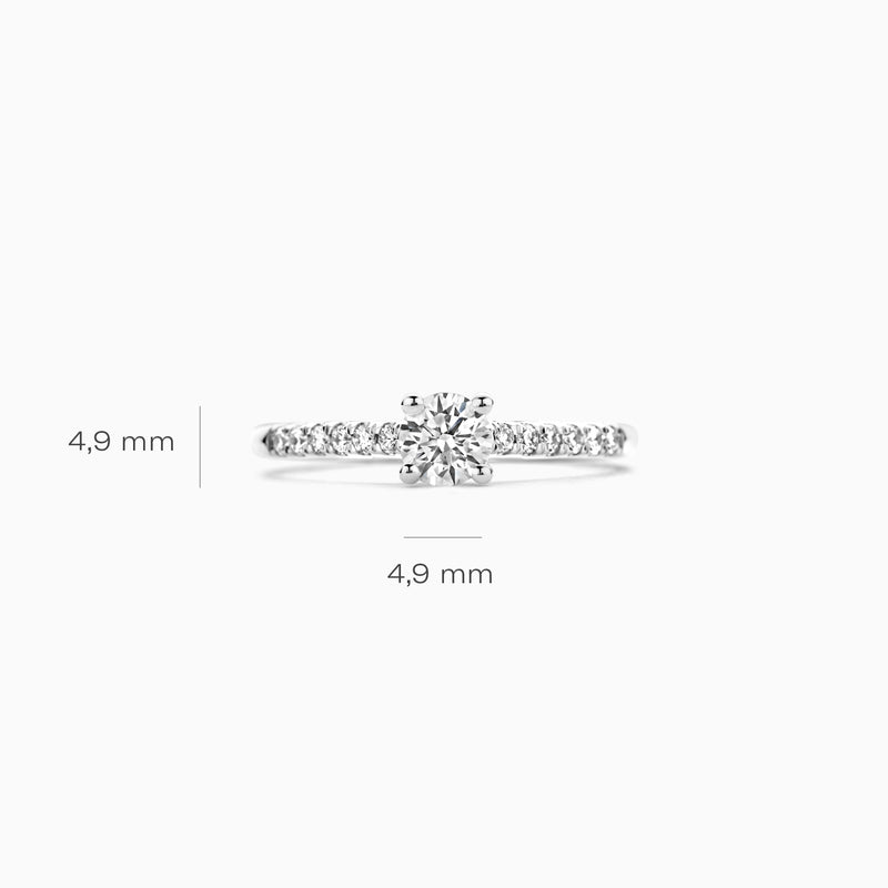 14k witgouden ring met ronde labdiamant centraal en kleinere diamanten in band.