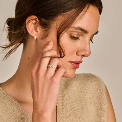 Ring met labdiamanten in 14k wit goud, sierlijk ontwerp met gerecycled goud.