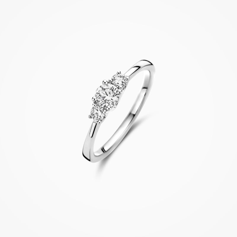 14k wit goud ring met drie lab diamonds en fijne glans.