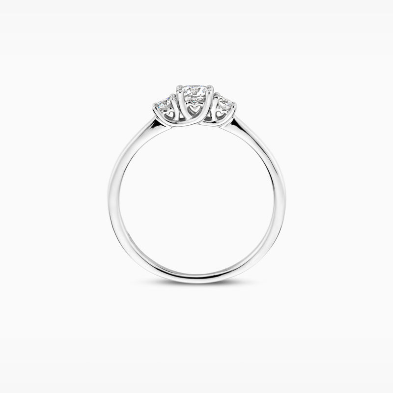 14k wit goud ring met drie lab diamonds en fijne glans van gerecycled goud.