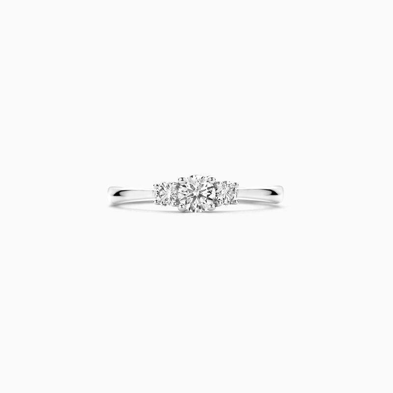 14k Wit goud ring met drie lab diamanten en fijne glans.