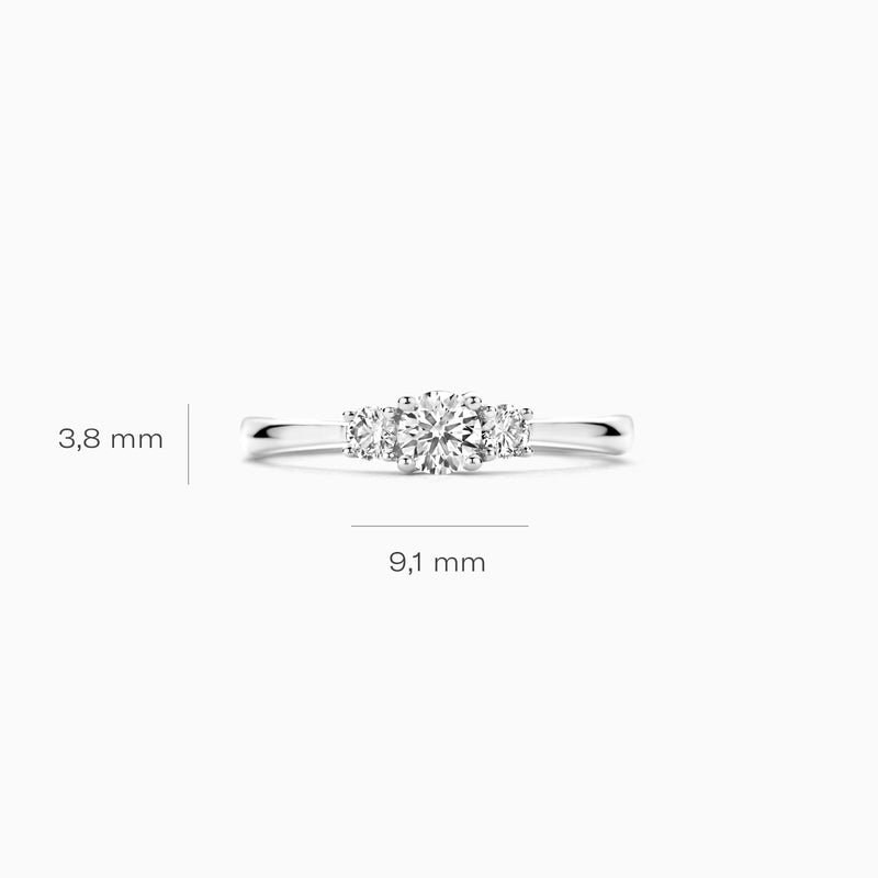 14k witgouden ring met drie labdiamanten en smalle band van 3,8 mm breedte.