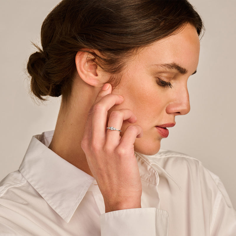 14k witgouden ring met glinsterende lab diamanten en gerecycled goud zichtbaar op hand.