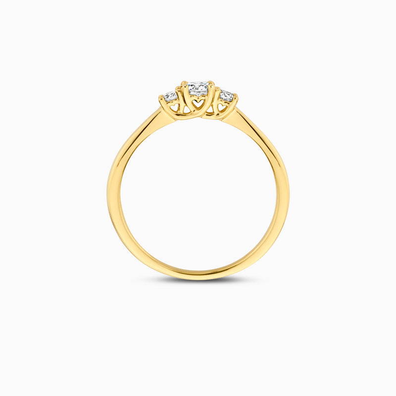 14k geelgouden ring met drie lab diamanten en dunne band van gerecycled goud.