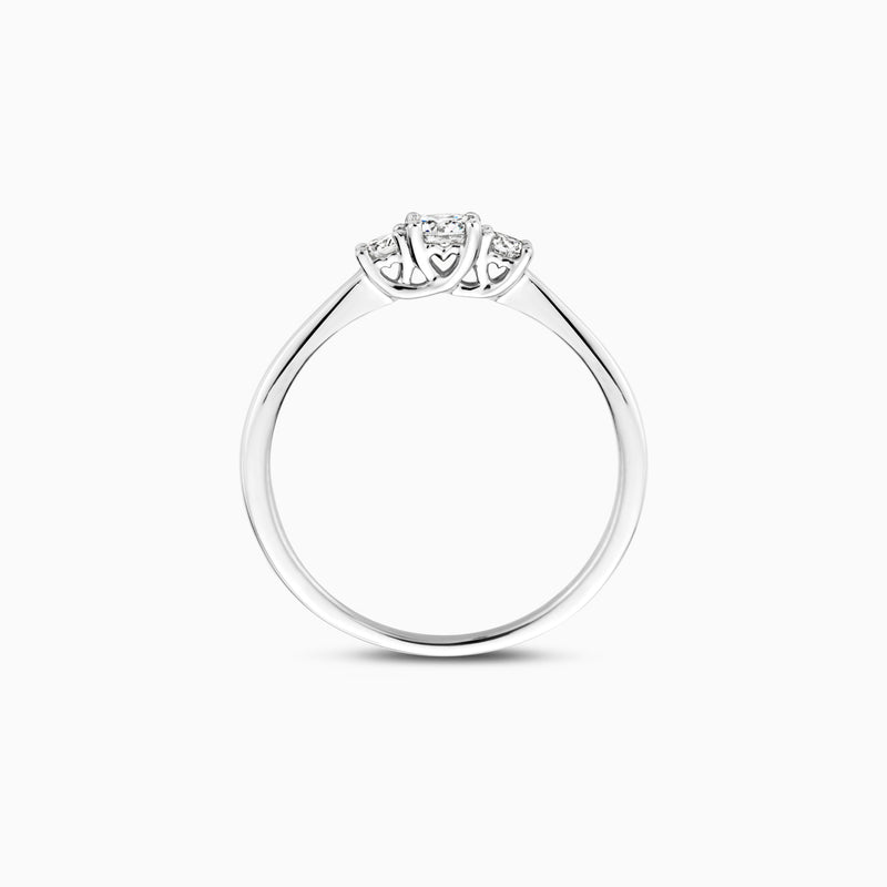 14k wit goud ring met drie lab diamonds en fijne glanzende band.