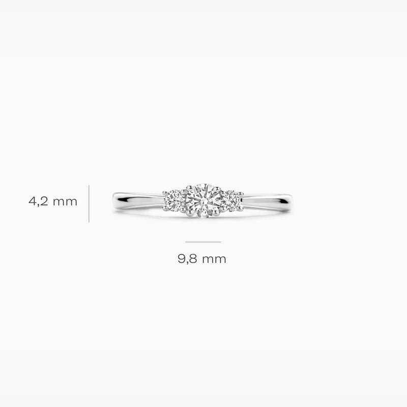 14k witgouden ring met centrale cluster van kleine labdiamanten, 9,8 mm breed, 4,2 mm hoog.
