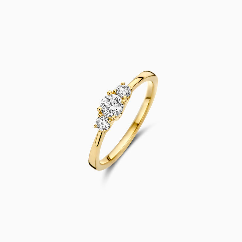 14k geelgouden ring met drie fonkelende labdiamanten en gerecycled goud.
