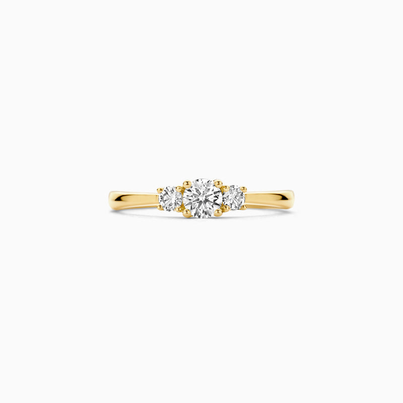 14k geelgouden ring met drie fonkelende lab diamanten en gladde band.