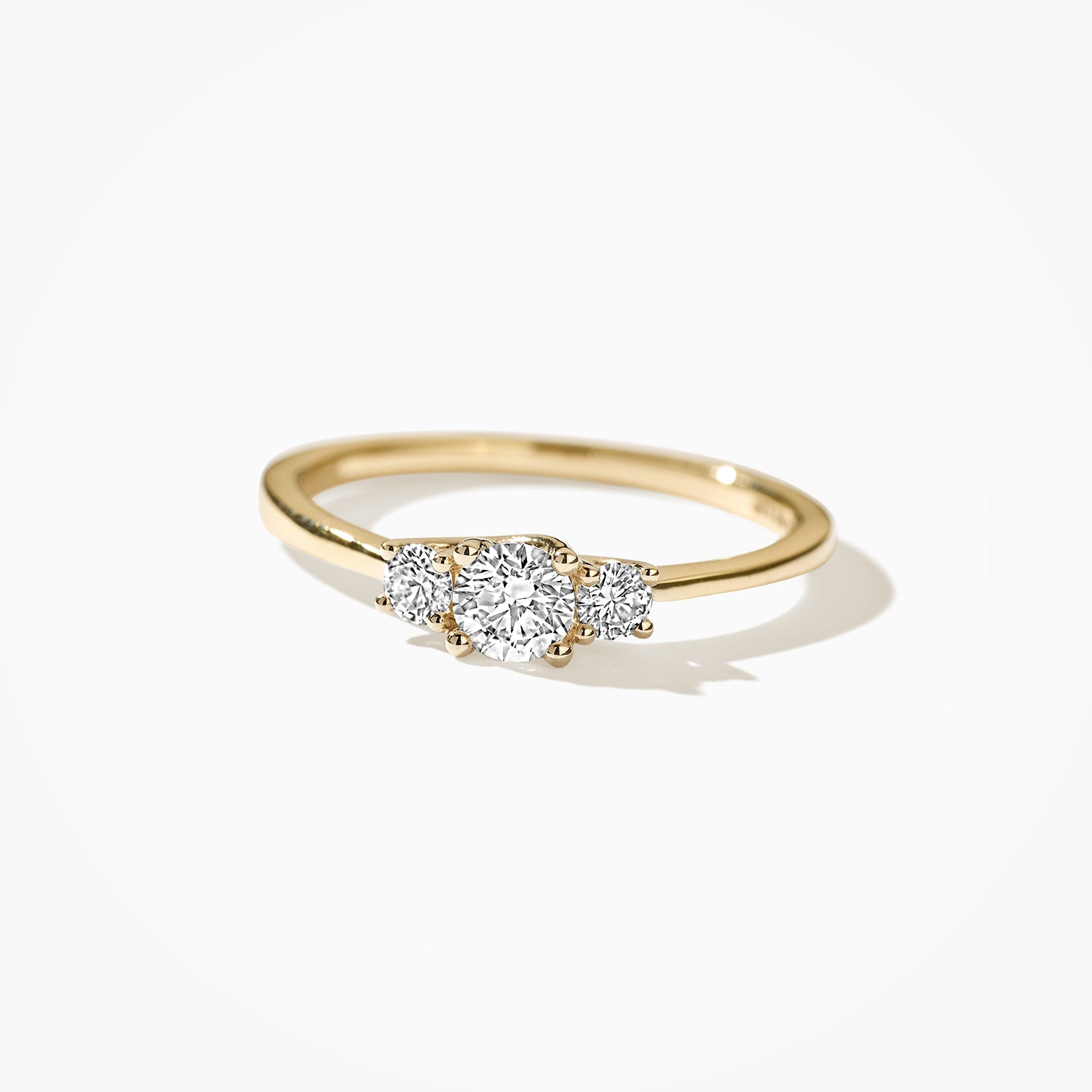 14k geelgouden ring met drie lab diamanten en gerecycled goud.