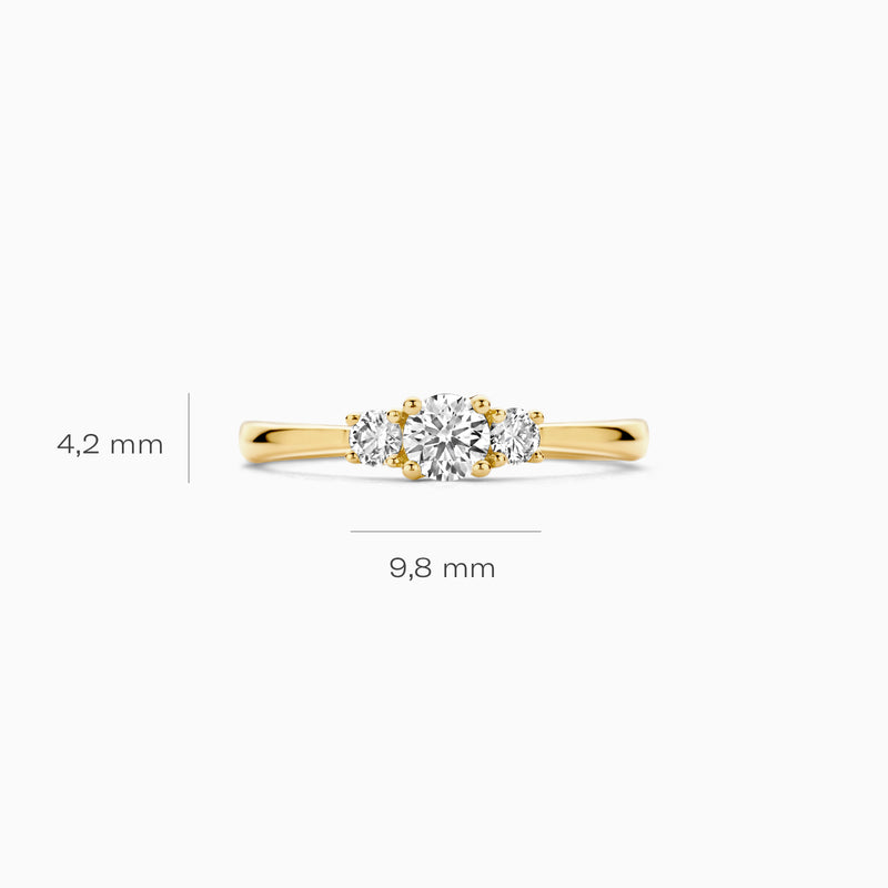 14k geelgouden ring met drie labdiamanten en slanke band van 4,2 mm breedte en 9,8 mm lengte.