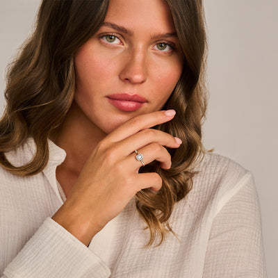 14k witgouden ring met Lab Diamonds, fijn afgewerkt en gerecycled goud.