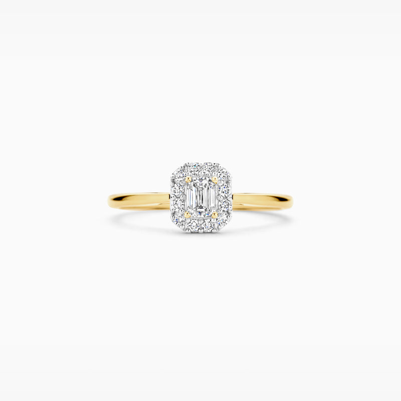 14k geelgouden ring met rechthoekige labdiamant omlijst door kleine diamanten.