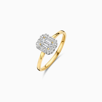 Ring van 14k geelgoud met rechthoekige lab diamond en kleine diamanten rondom.