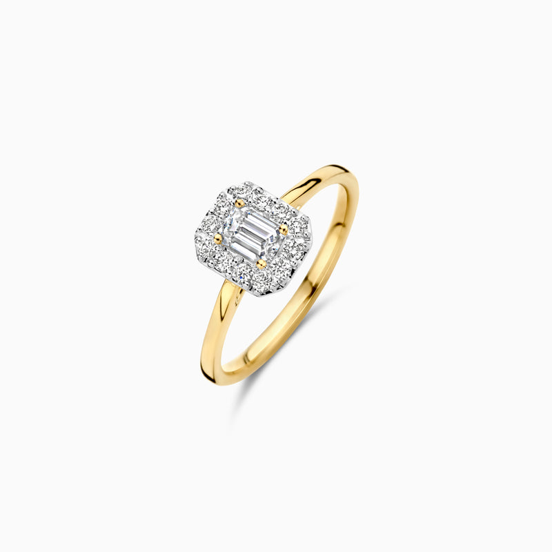 Ring van 14k geelgoud met rechthoekige lab diamond en kleine diamanten rondom.