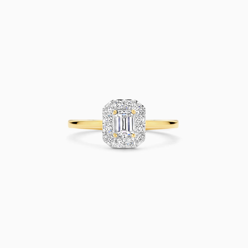 14k geelgouden ring met vierkante cluster lab diamanten en smalle band.