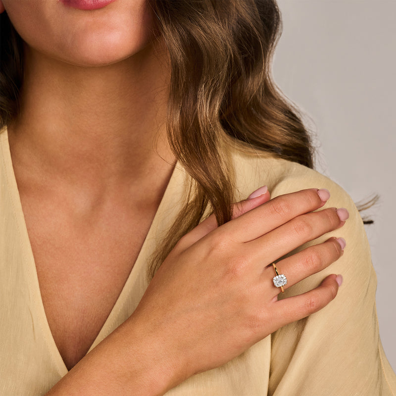 14k geelgouden ring met ronde lab diamant op ringvinger en gerecycled goud.