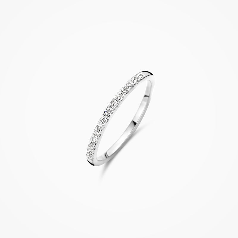 14k witgouden ring met dunne band en rij kleine labdiamanten, gerecycled goud.