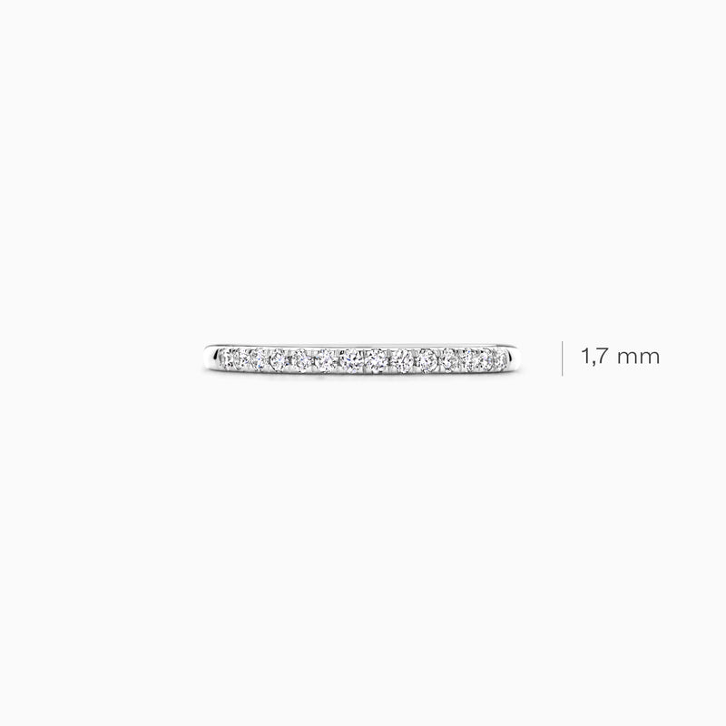 Dunne ring van 14k witgoud met kleine fonkelende labdiamanten, breedte 1,7 mm.
