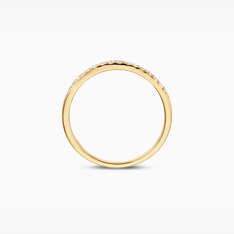 Dunne ring van 14k geelgoud met rij lab diamanten bovenop.