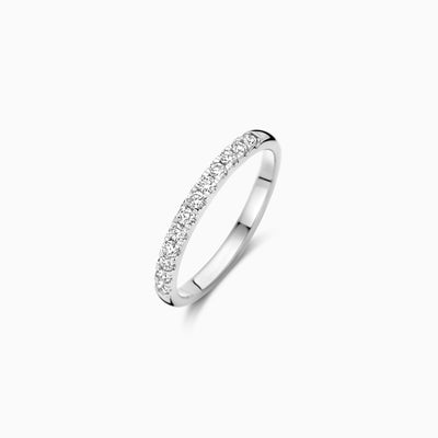 Ring van 14k wit goud met rij lab diamonds in een smal ontwerp.