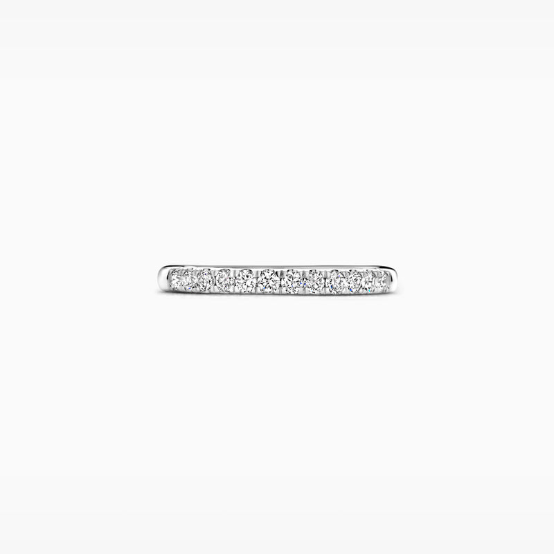Smalle ring van 14k wit goud met een rij fonkelende lab diamanten.