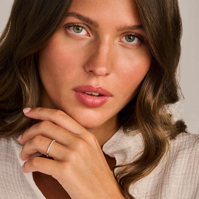 Ring met lab diamonds van 14k geelgoud, slank en glanzend ontwerp.