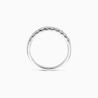 14k witgouden aanschuifring met fijne lab diamonds en gerecycled goud afwerking.