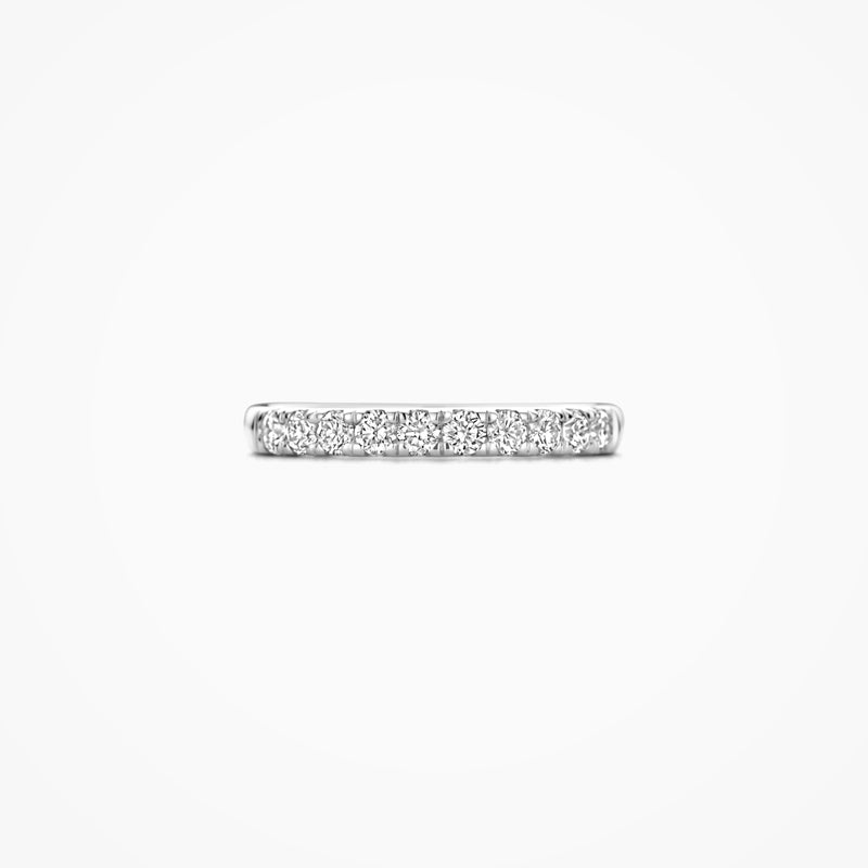 14k wit goud ring met rij lab diamonds in brede aanschuifringstijl.