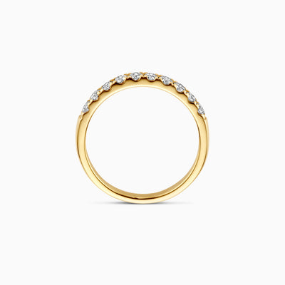 14k geelgouden aanschuifring met kleine Lab Diamonds in een halve rij, gerecycled goud.