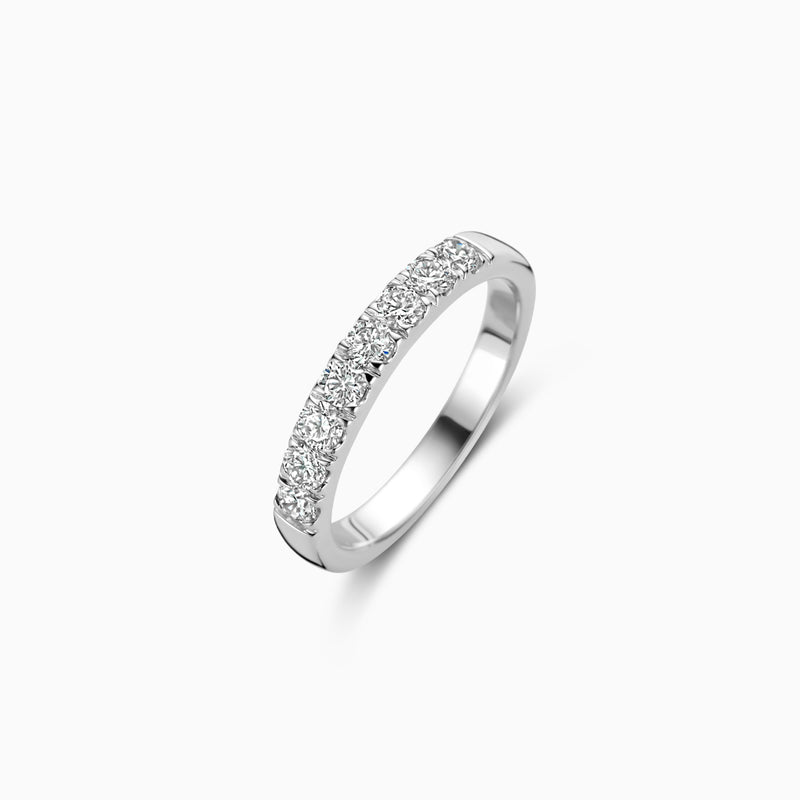 14k wit goud ring met rij lab diamonds en gerecycled goud band.