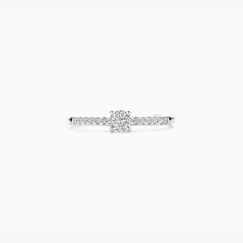 Ring van 14k witgoud met ronde lab diamanten en smalle band.