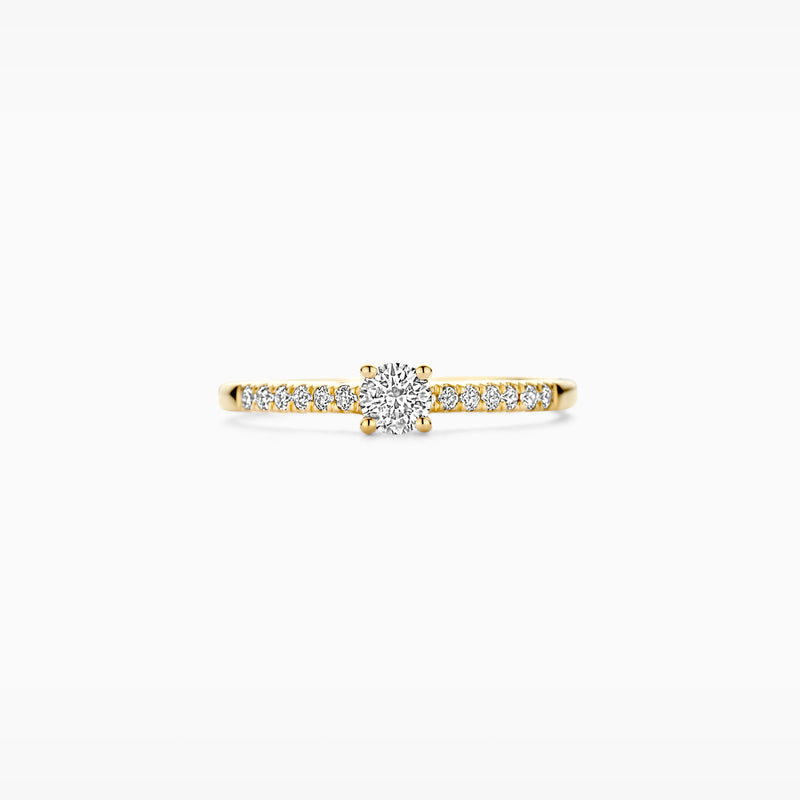 14k geelgouden ring met centrale lab diamant en kleinere diamanten aan de zijkant.