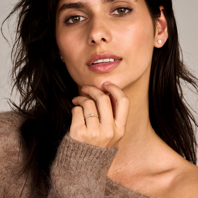 14k geelgouden ring met Lab Diamonds en gerecycled goud, subtiele glans op modelhand.