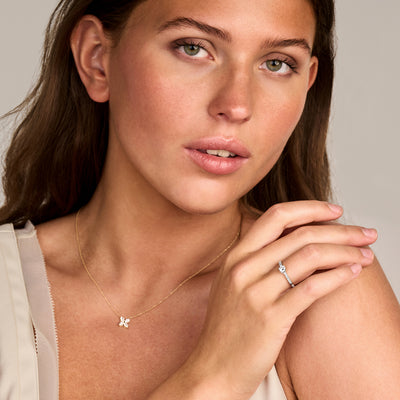 Ring van 14k wit goud met een lab diamond, gerecycled goud, fijn en minimalistisch ontwerp.