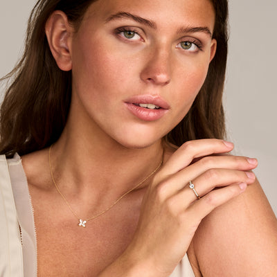 Slanke ring van 14k geel goud met fonkelende lab grown diamant en gerecycled goud.