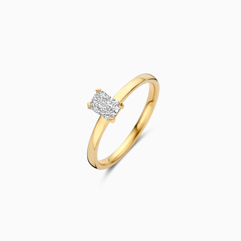 14k geelgouden solitair ring met vierkante Lab Diamond en gerecycled goud.