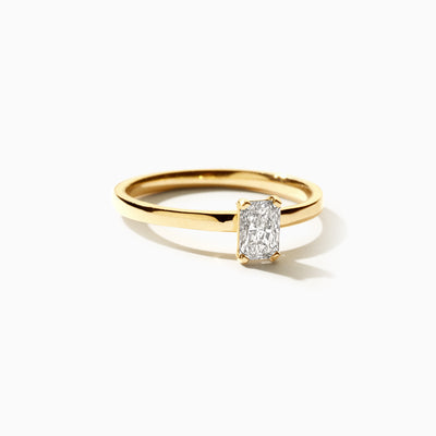 14k geelgouden ring met solitaire Lab Diamond en minimalistisch ontwerp.